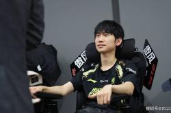 LOL换线创始人拿(ná)下(xià)首胜！賽(sài)后采访泪洒賽(sài)场，自我点評(píng)：烂到流脓