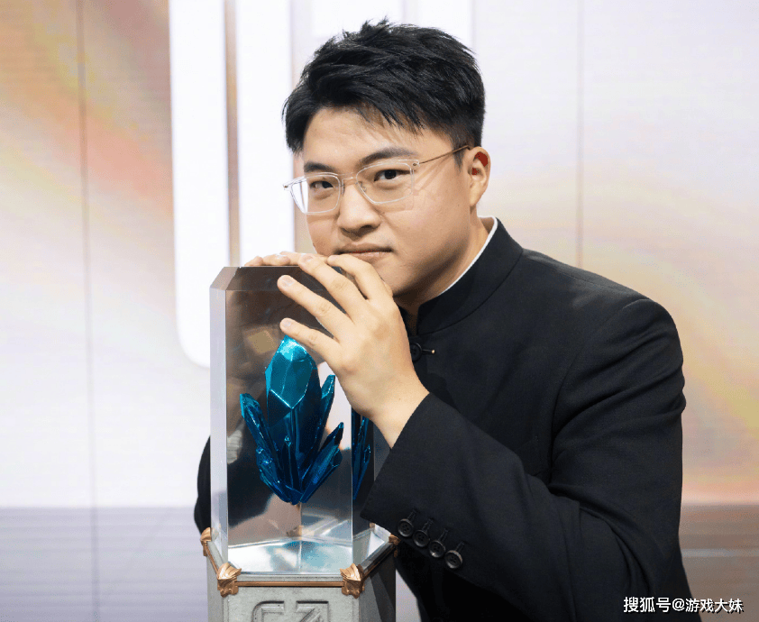 Uzi世界赛后行为怪异，突然高强度训练，新赛季准备第三次复出？